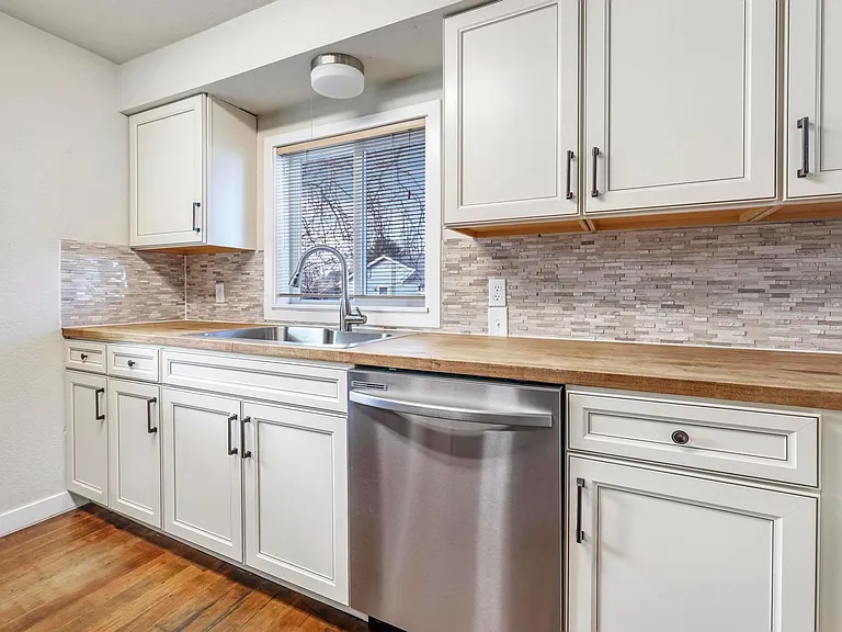 3321 Addison Ave E — Photo 20