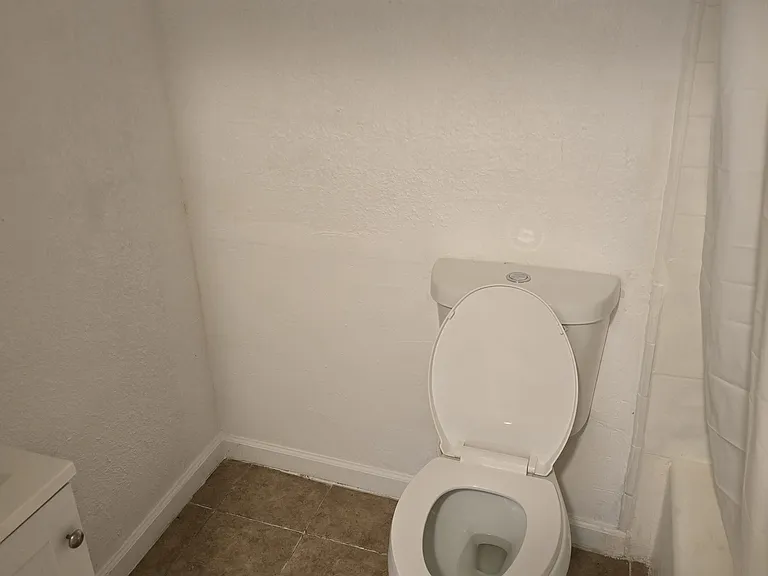 627 N Edison St #14 — Photo 3