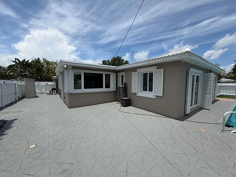 204 S Seacrest Cir — Photo 26
