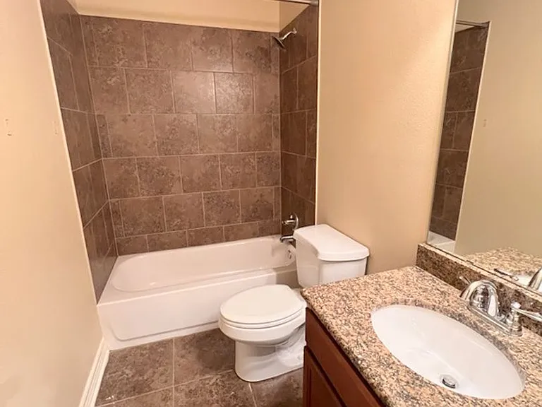 612 Bloomington Ln — Photo 6