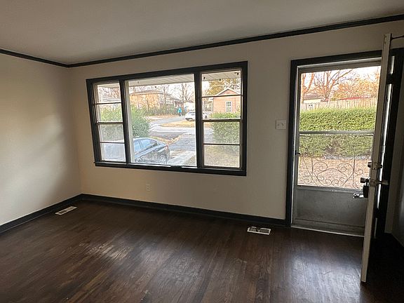 2nd image of 900 W 43rd St