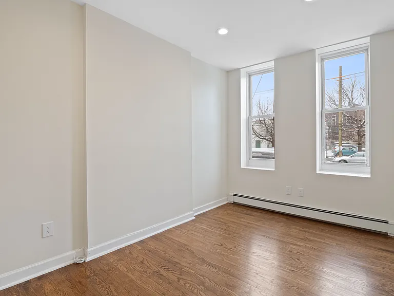153 Christopher Columbus Dr #2R — Photo 4