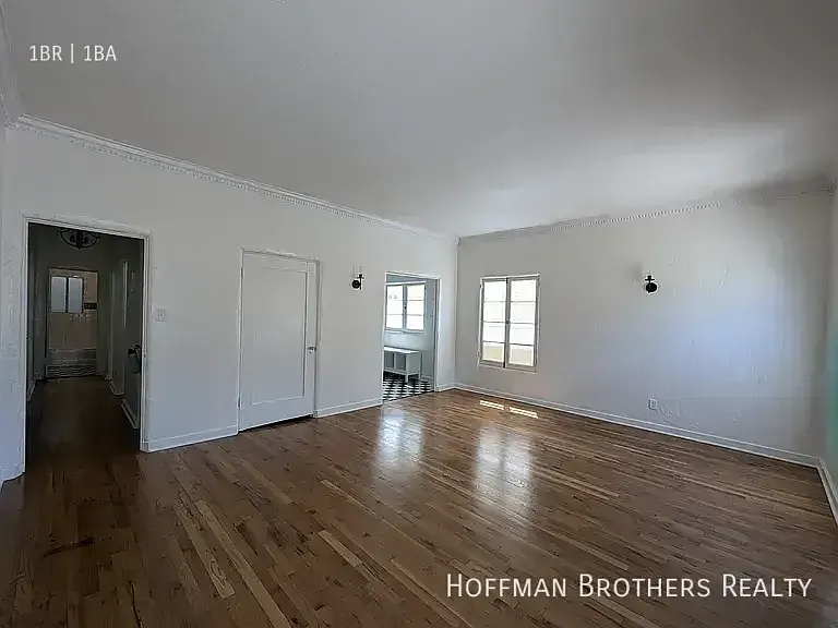 1177 N Ardmore Ave #1 — Photo 3