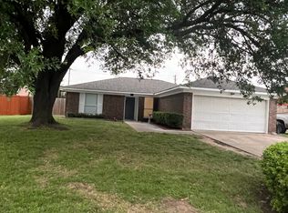 812 Arrow Wood St, Benbrook, TX 76126