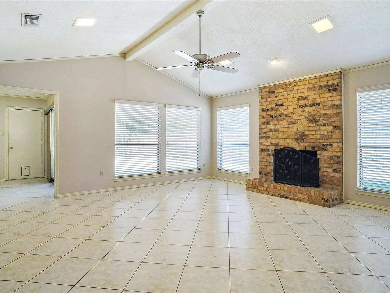 2 bed, 1572 sqft, $2,250 — Photo 2
