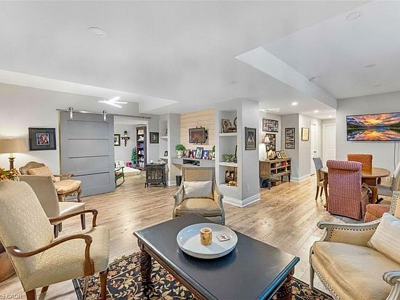 5th image of 18 Hughes St