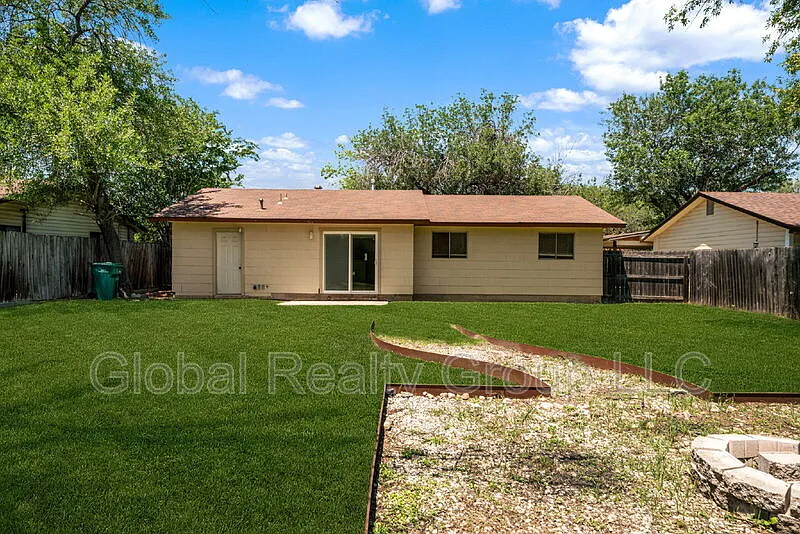 Building Photo - 517 Oak Dr