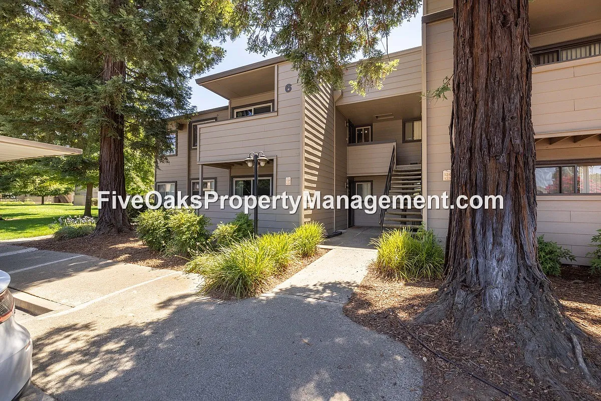 2 bed, 825 sqft, $1,595 — Photo 1