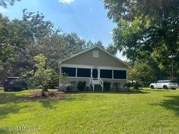 220 Batson Ave W, Wiggins, MS 39577