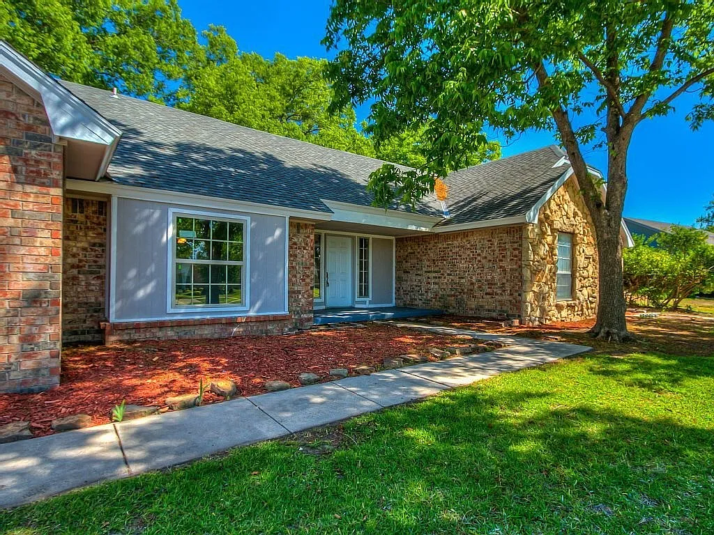 Large Home in West Norman — Photo 2
