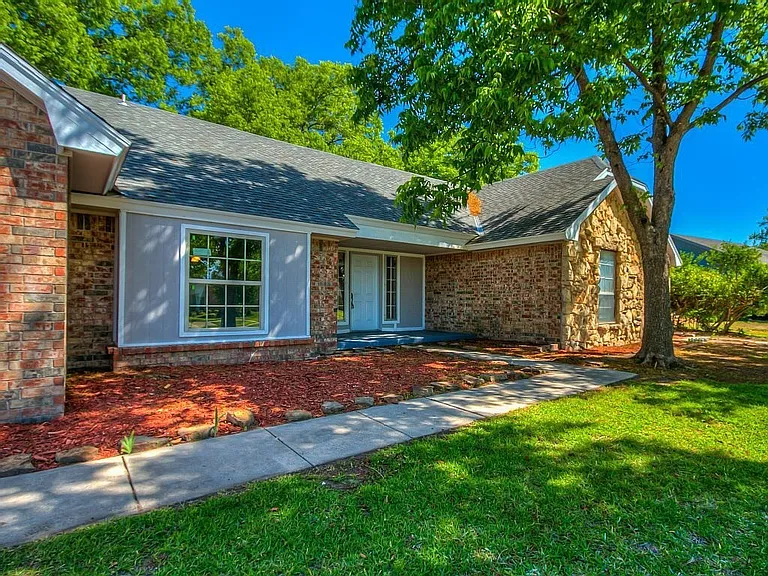 3313 Greenwood Dr — Photo 2