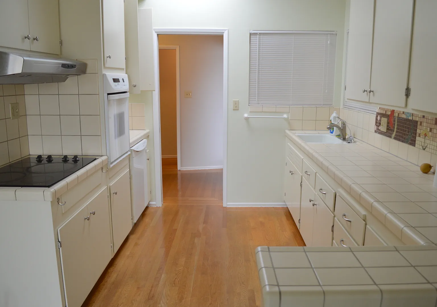 Charming large home near public transportation — Photo 2