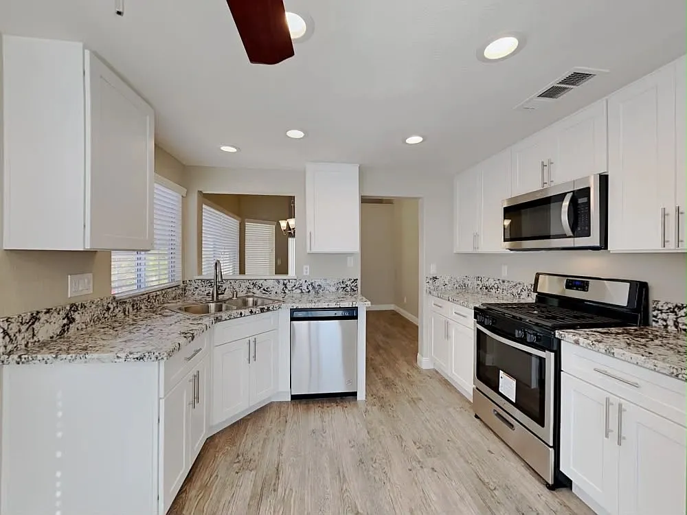 3 bed, 2.5 bath, 1758 sqft, $2,045 — Photo 3
