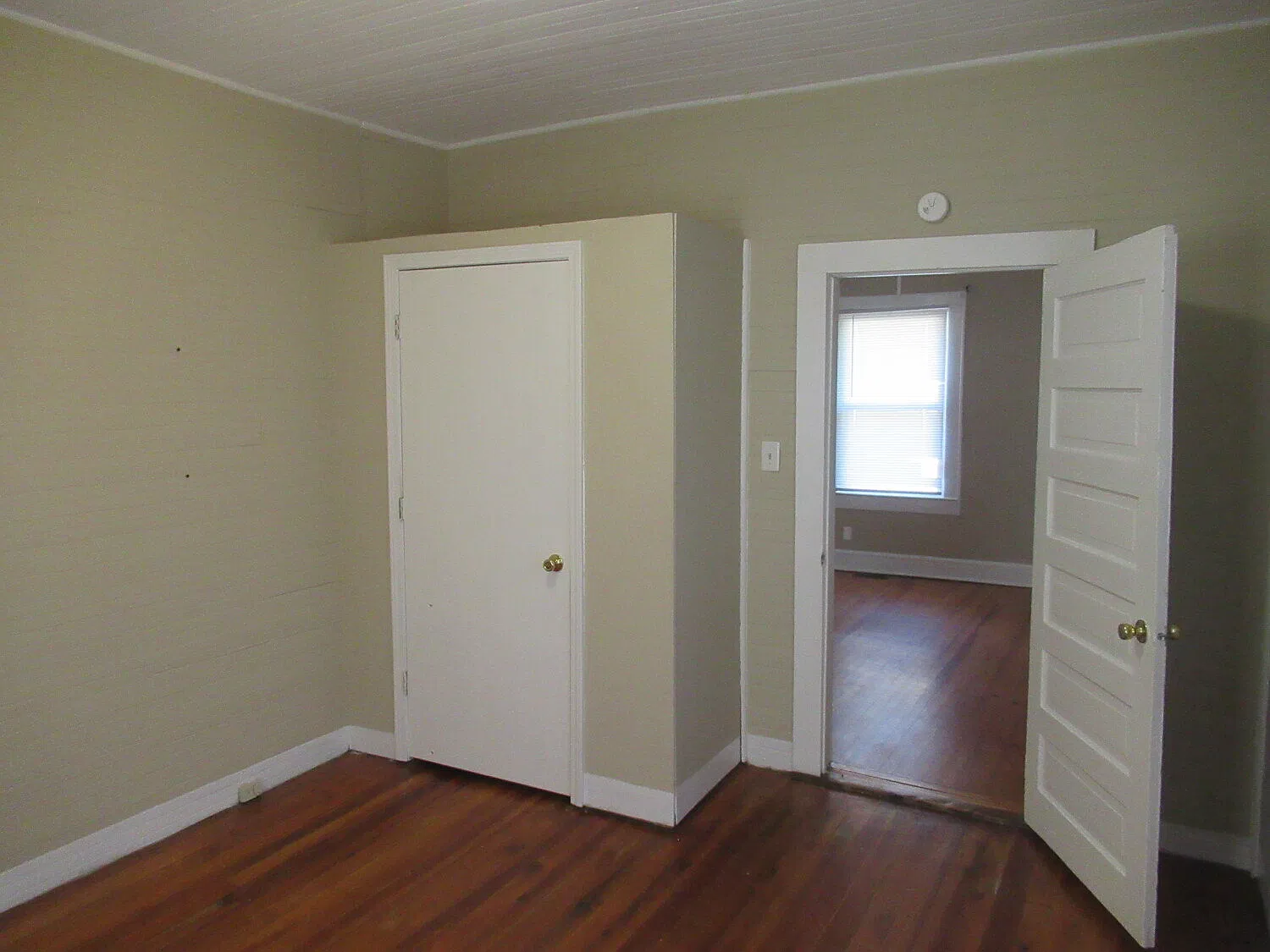 3 bed, 1.0 bath, 1008 sqft, $1,200 — Photo 3