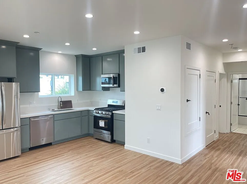 2 bed, 2.0 bath, 920 sqft, $2,995 — Photo 3