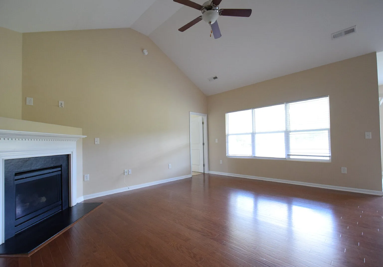 3 bed, 2.0 bath, 1818 sqft, $1,825 — Photo 4