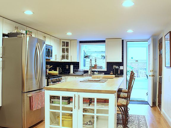 3rd image of 326 Hancock St APT 1