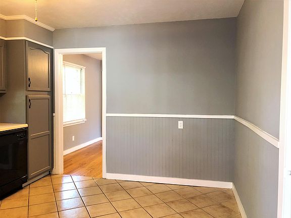 5th image of 527 Goldfinch Ave