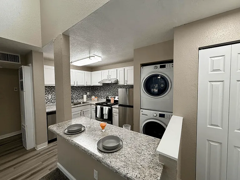 Vista Del Sol Apartments — Photo 17