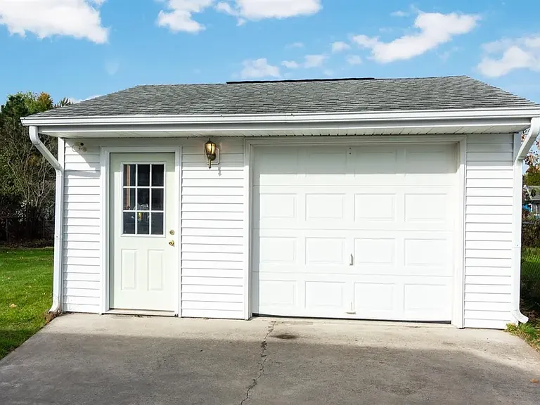 7 Trowbridge Ct — Photo 2