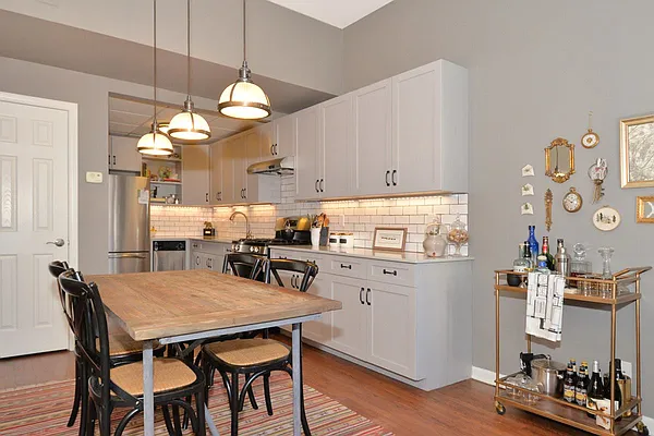 Sold by Urban Luxe | media 3