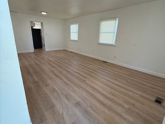 2nd image of 1517 E Arnold St