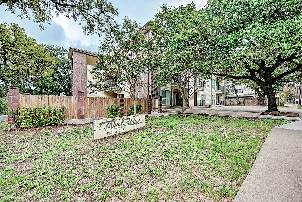 Building Photo - 914 W 26th St #202