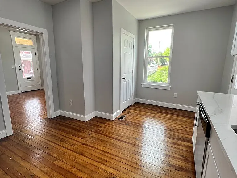 31 N Poplar St — Photo 6