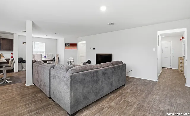 4 bed, 2.5 bath, 1919 sqft, $1,895 — Photo 3