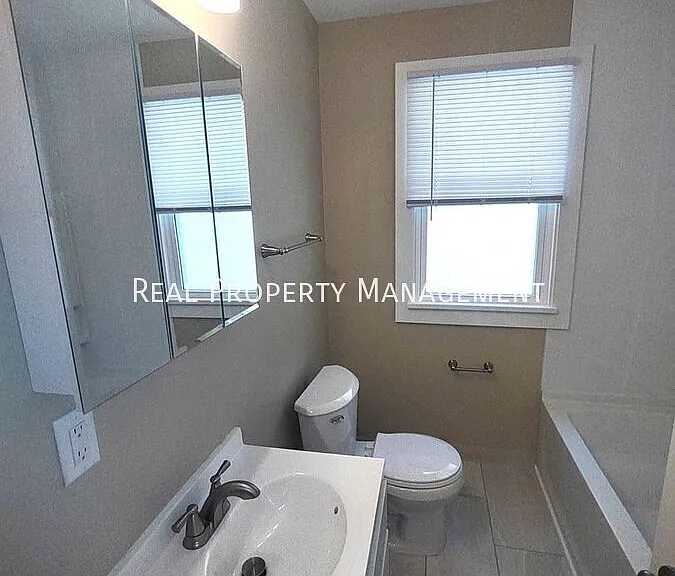 3037 N Maryland Ave — Photo 14
