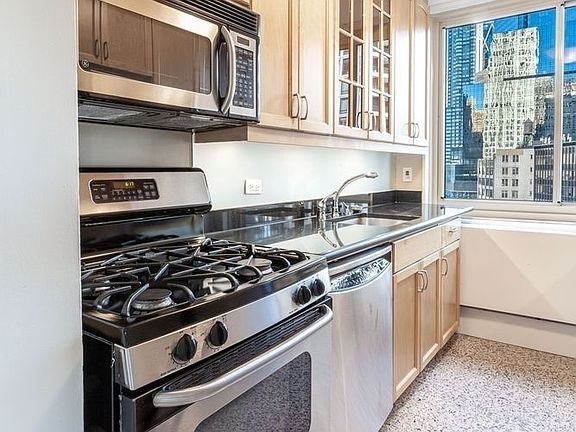 5th image of 30 W 63rd St APT 15H