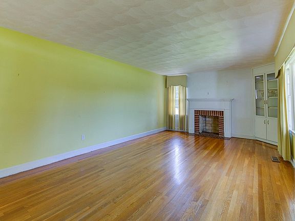 5th image of 455 Hilltop Dr