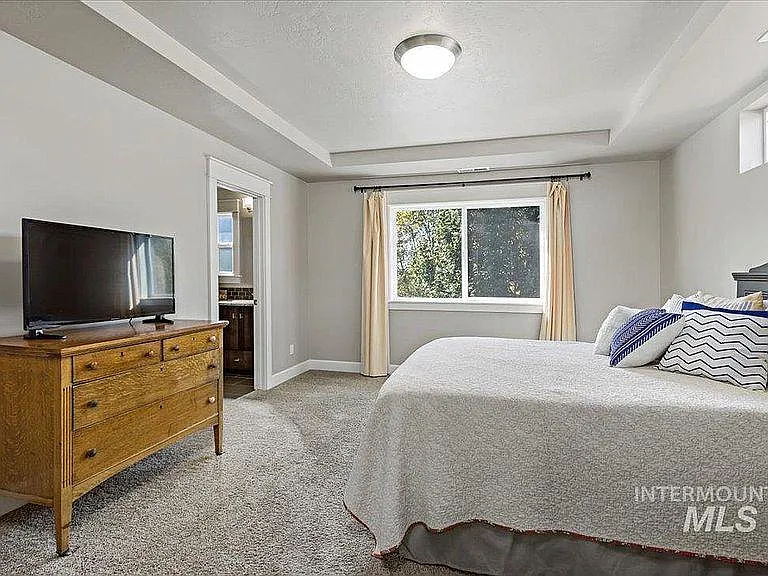 273 W Valentino St — Photo 16