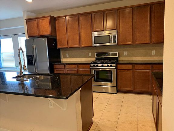4th image of 822 Harbor Lakes Ln