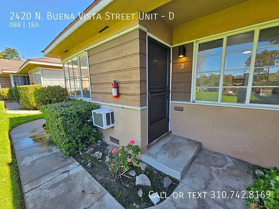 Charming Studio in Prime Burbank Location Pet-Friendly & Full of Character! — Photo 4