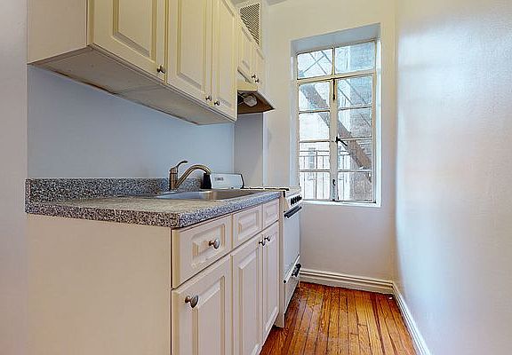 3rd image of 101 Cooper St APT 2R