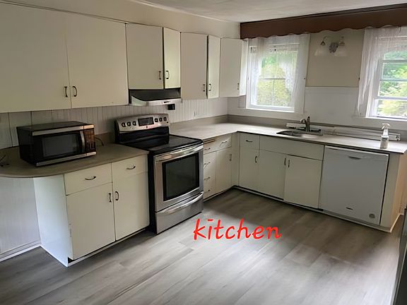 5th image of 121 E Union St