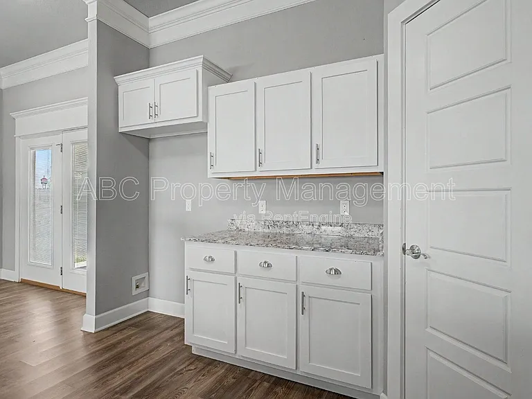 361 Captain Hopkins St — Photo 4