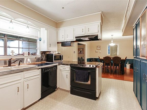 3rd image of 1308 E Holly Hill Cir