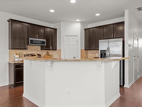 5th image of 401 Stone Flower Ln