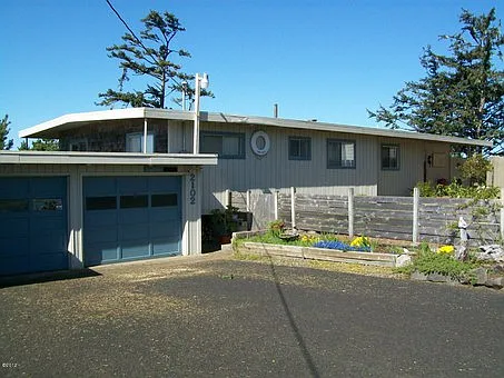 2102 NW Bayshore Loop photo 1