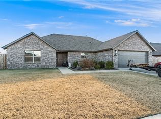 1810 Sunrise Cir, Centerton, AR 72719