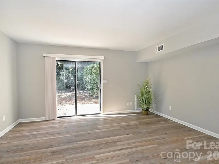 951 Hollywood St — Photo 37