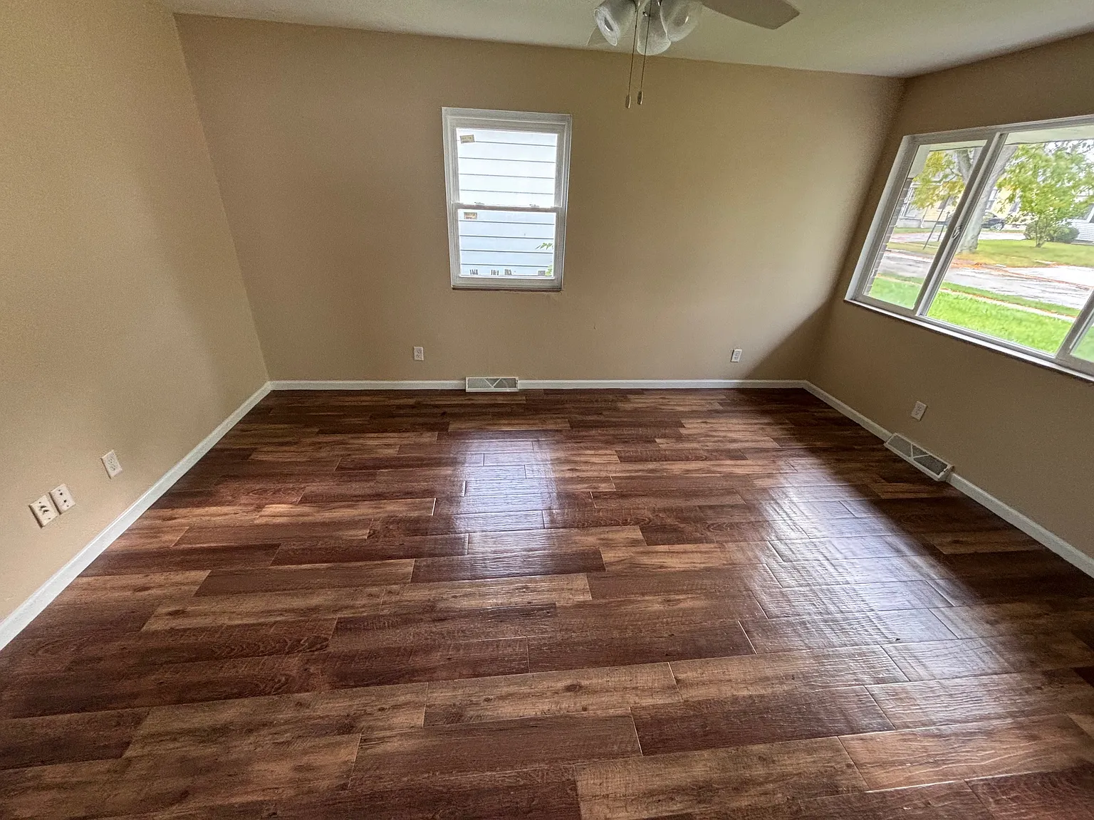 3 bed, 1.5 bath, 925 sqft, $1,285 — Photo 1
