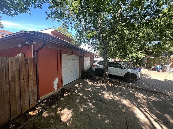 3rd image of 10204 Oak Terrace Cir