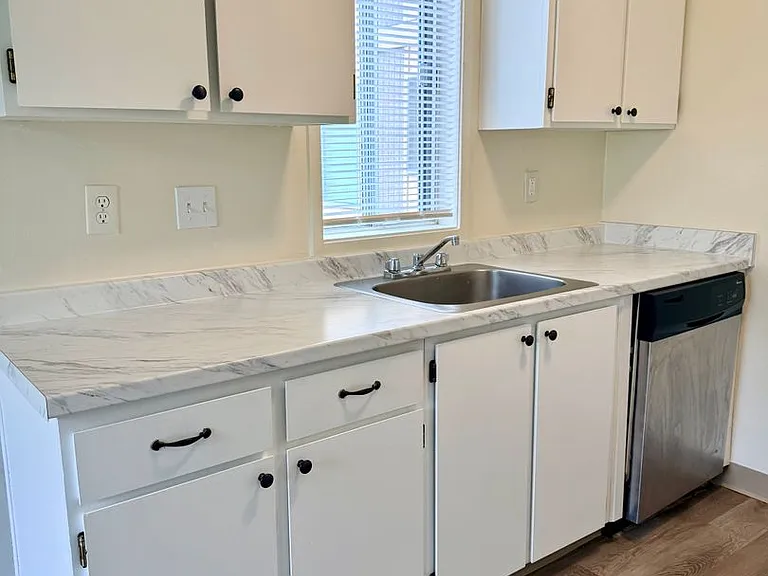 Sunnyside Village Apartments — Photo 9