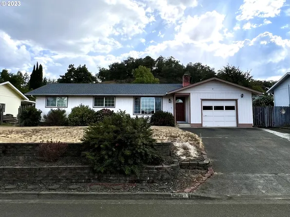 2200 La Canada Dr, Roseburg, OR 97471