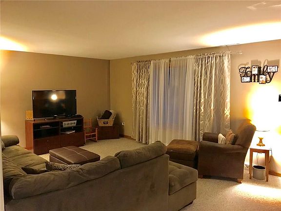 5th image of 93 Crestwood Cir