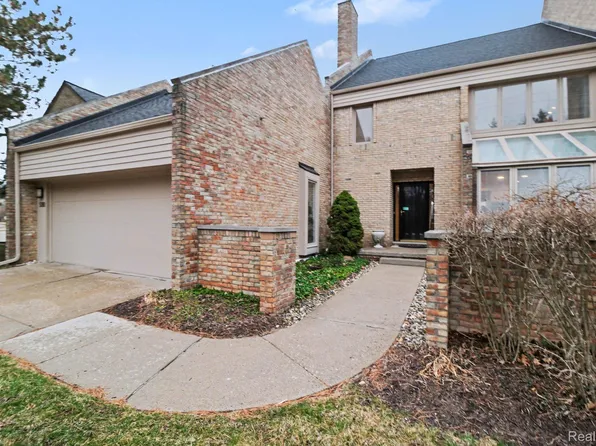 5080 Mirror Lake Ct, West Bloomfield, MI 48323