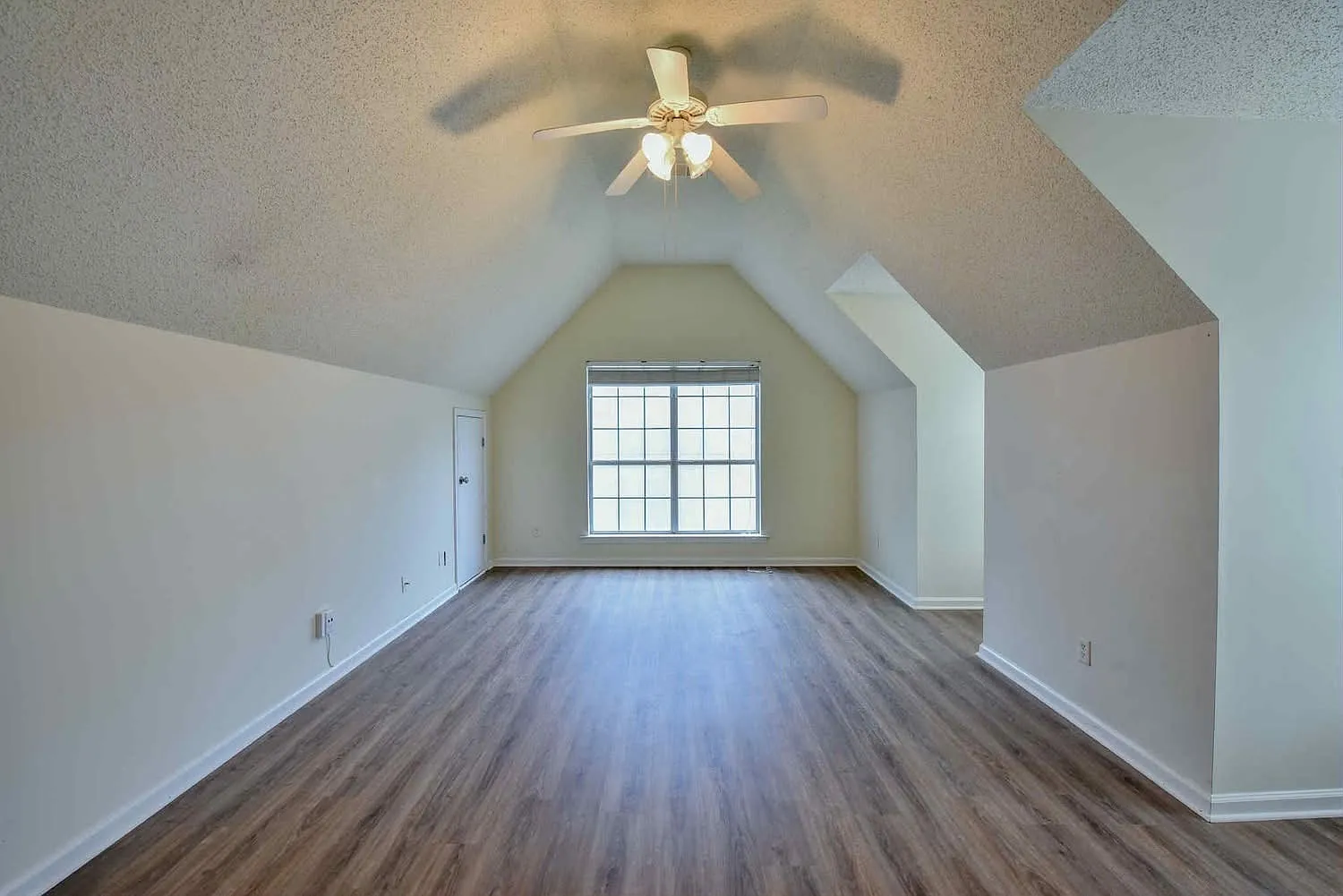 4 bed, 2.5 bath, 2350 sqft, $2,500 — Photo 3